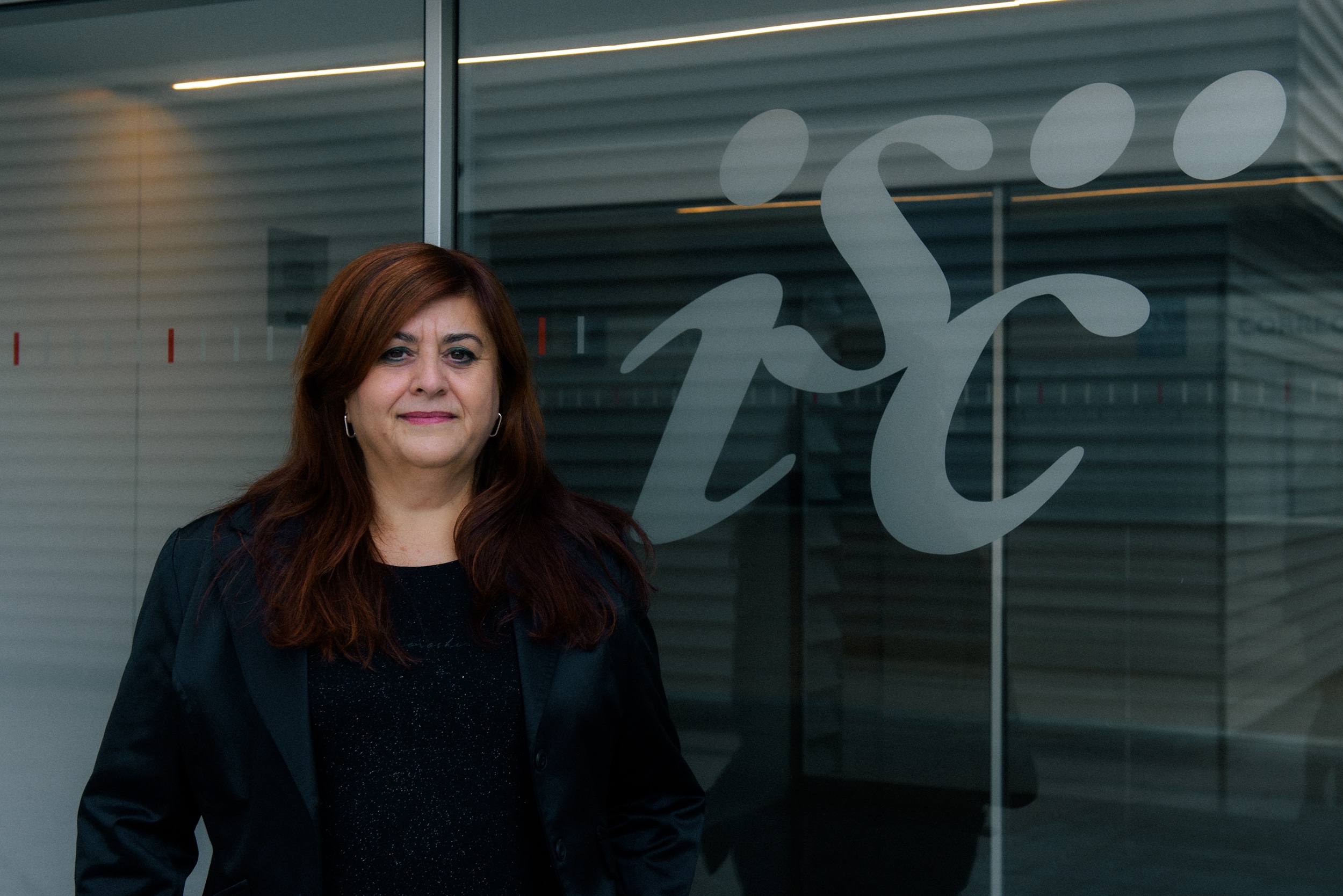 Ana Avellón, en una de las puertas del Centro Nacional de Microbiología del ISCIII.