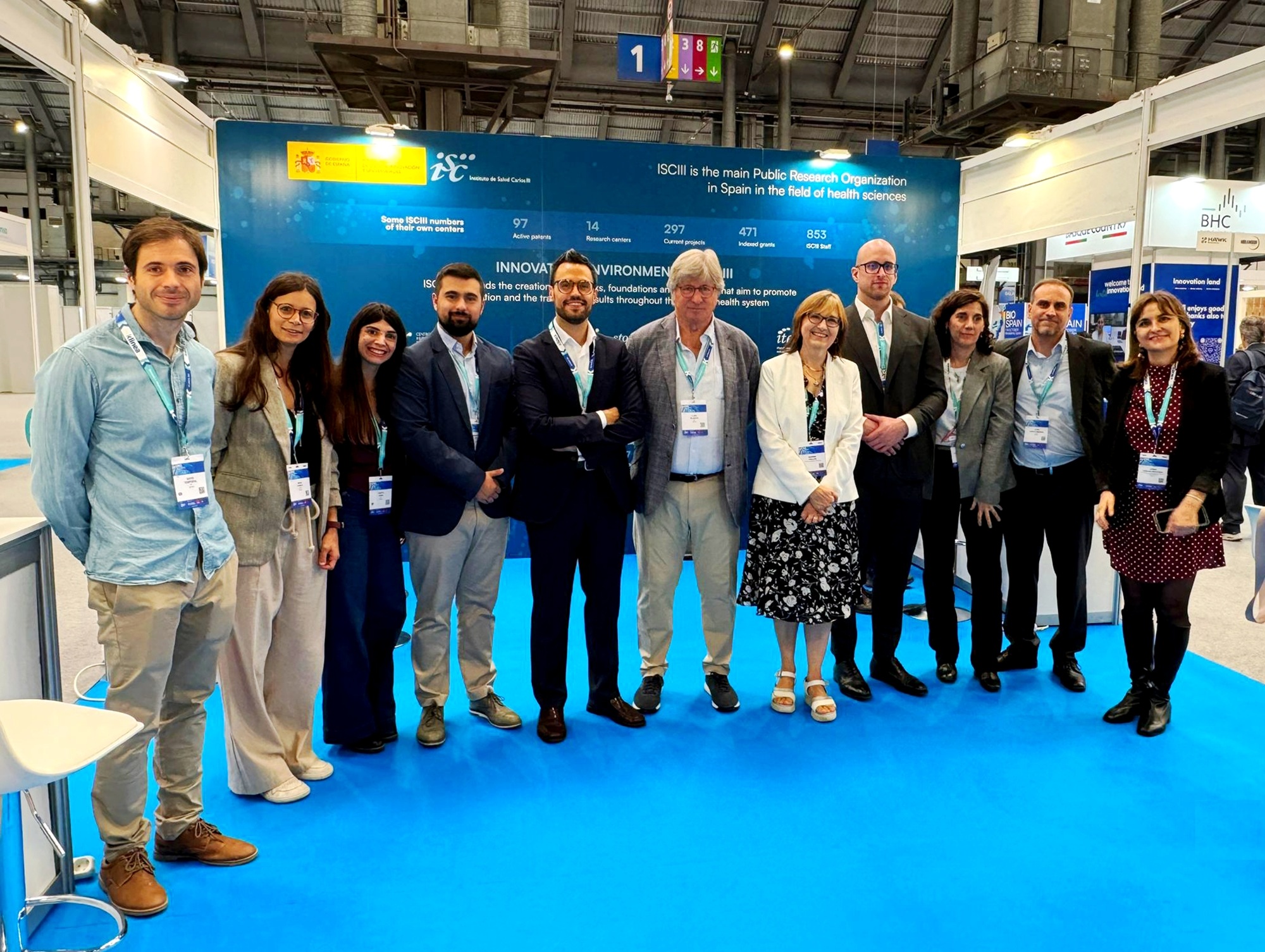 Foto de grupo de la representación del ISCIII y su entorno innovador en BIOSPAIN, encabezada por su directora, Marina Pollán (quinta por la derecha) y su subdirector Daniel Ruiz Iruela (quinto por la izquierda).