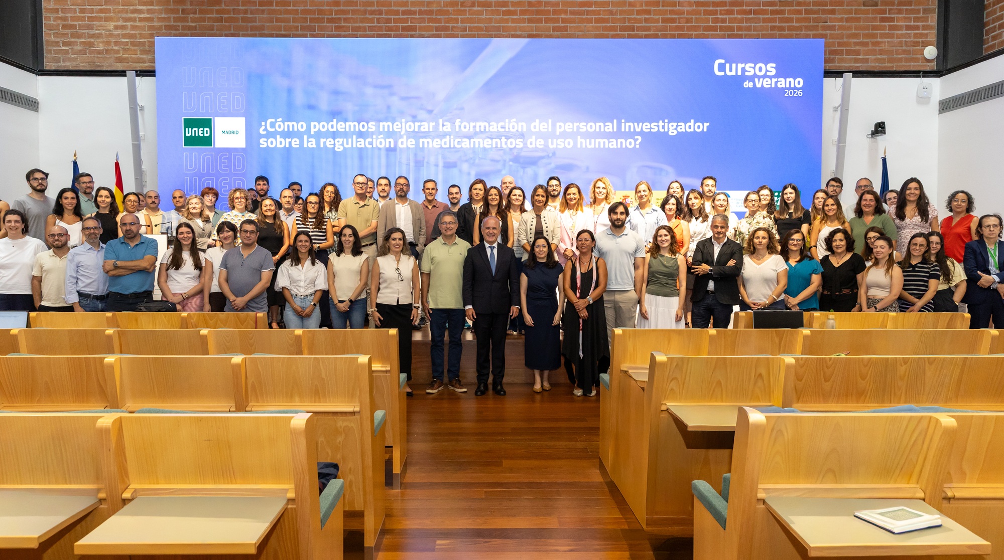 Foto de familia de organizadores, ponentes y asistentes al curso (imagen: UNED Madrid).