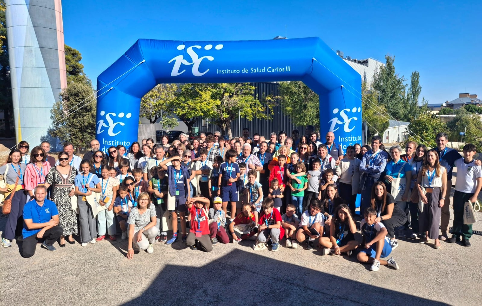 Foto de familia con parte de los asistentes a la actividad organizada por el ISCIII en el Campus de Majadahonda, en Madrid.