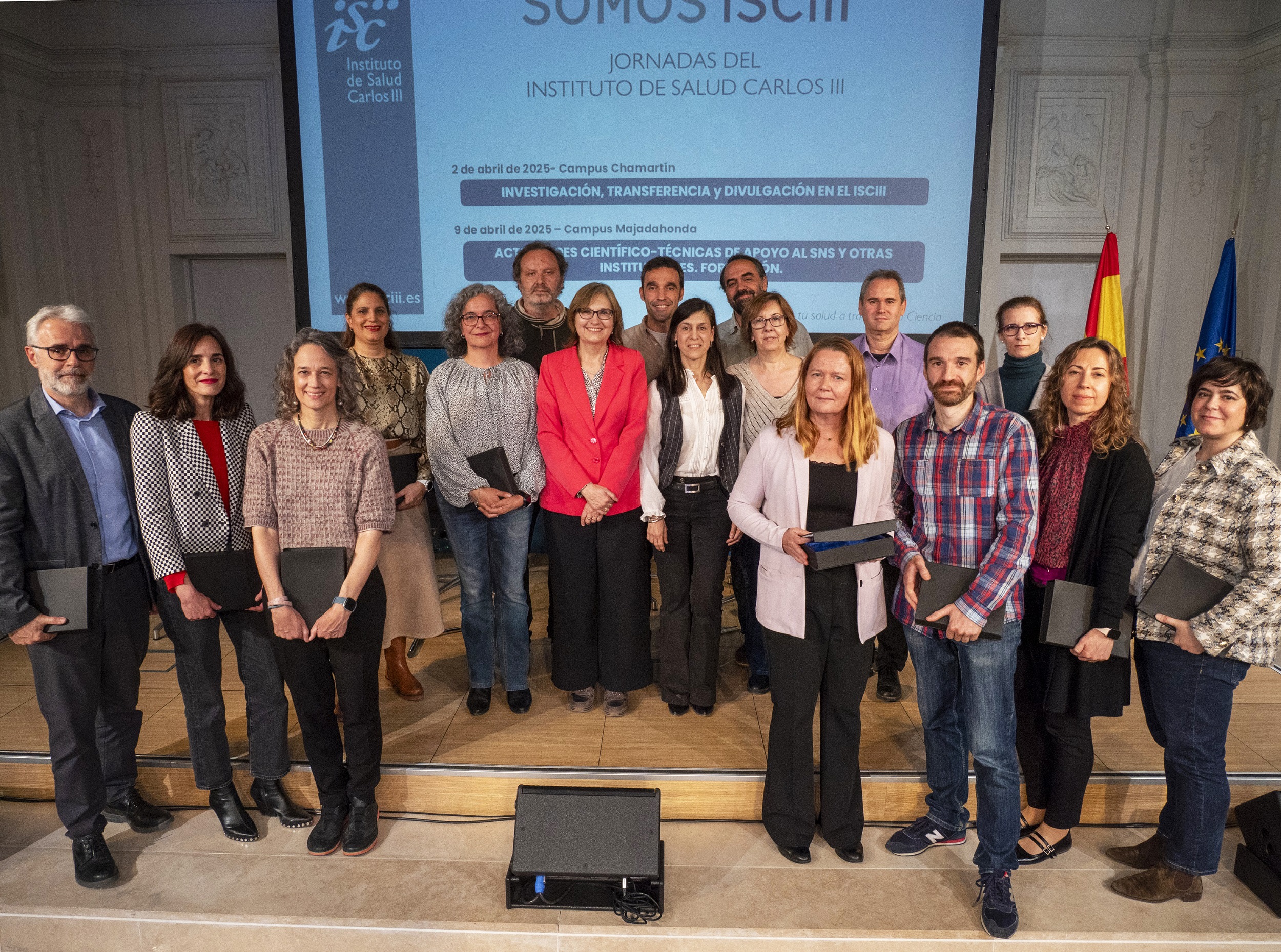 Foto de familia de las personas galardonadas con Marina Pollán, directora del ISCIII, y Susana Soria, una de las responsables de la Unidad de Cultura Científica del Instituto. 