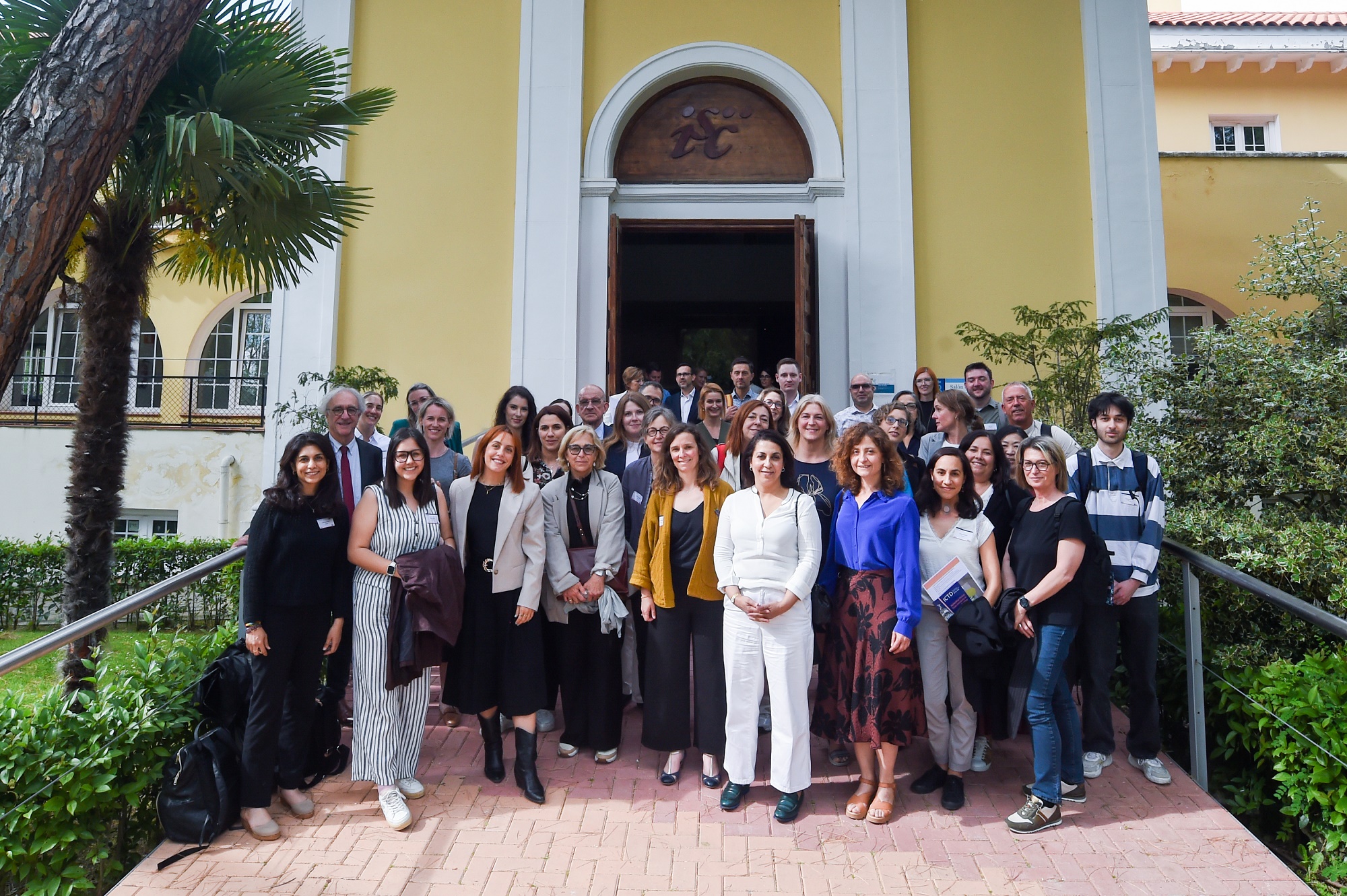 Foto de familia con participantes en la jornada, celebrada en el Salón Ernest Lluch del Campus de Chamartín del ISCIII, en Madrid.