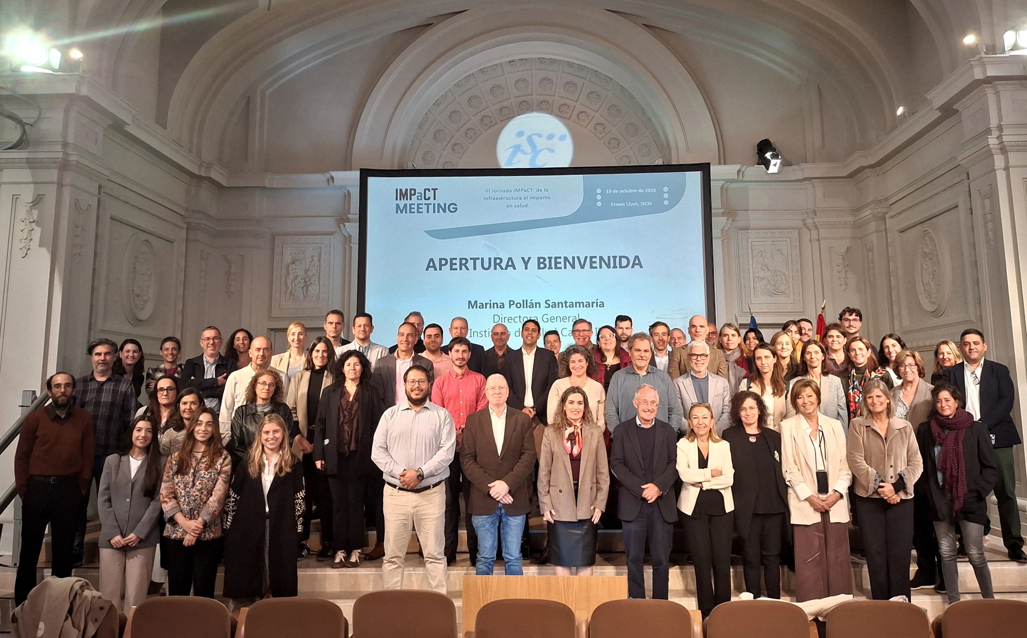 Foto de familia de la reunión, con representantes del ISCIII, de IMPaCT, de la comunidad científica y de agentes sociales y asociaciones de pacientes.