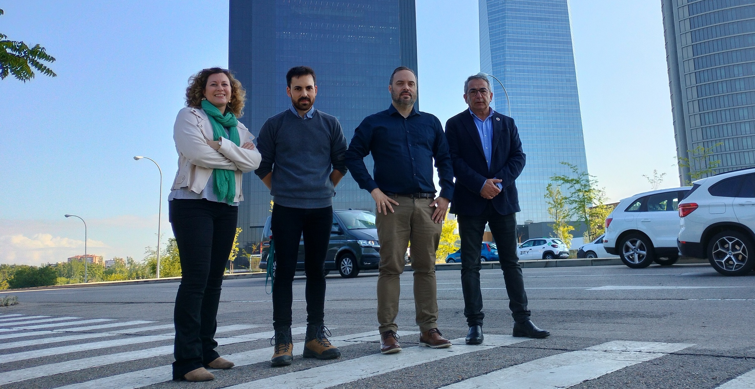 Miguel Ángel Navas (segundo por la derecha), junto a Cristina Linares y Julio Díaz (en los extremos) y José Antonio López Bueno. Los cuatro pertenecen a la rUnidad de Cambio Climático, Salud y Medio Ambiente Urbano de la ENS-ISCIII, que codirigen los doctores Linares y Díaz.