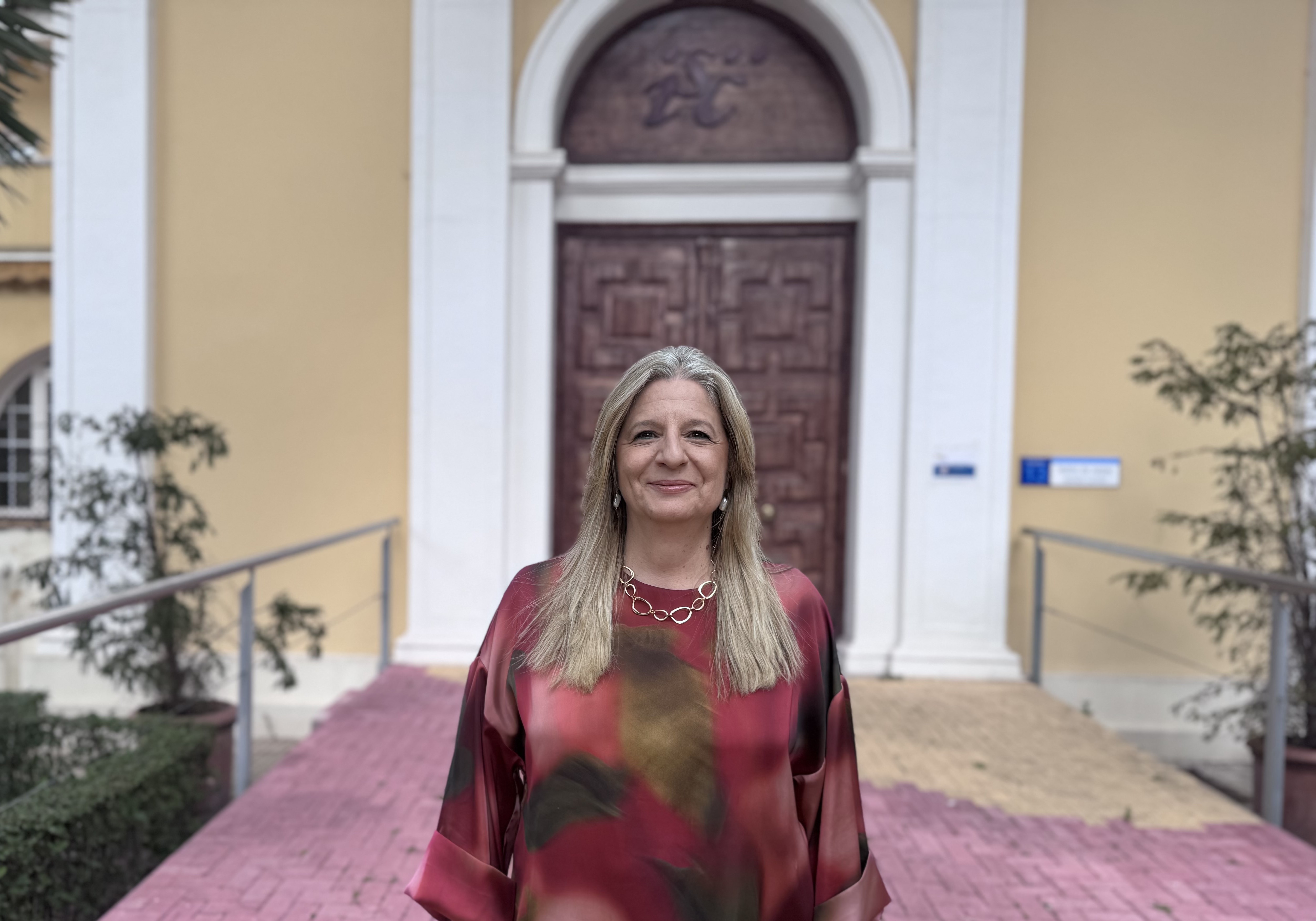 La nueva subdirectora general de Redes y Centros de Investigación Cooperativa del ISCIII, Marta Ortiz, en la entrada del salón Ernest Lluch, en el Campus de Chamartín del Instituto, en Madrid.