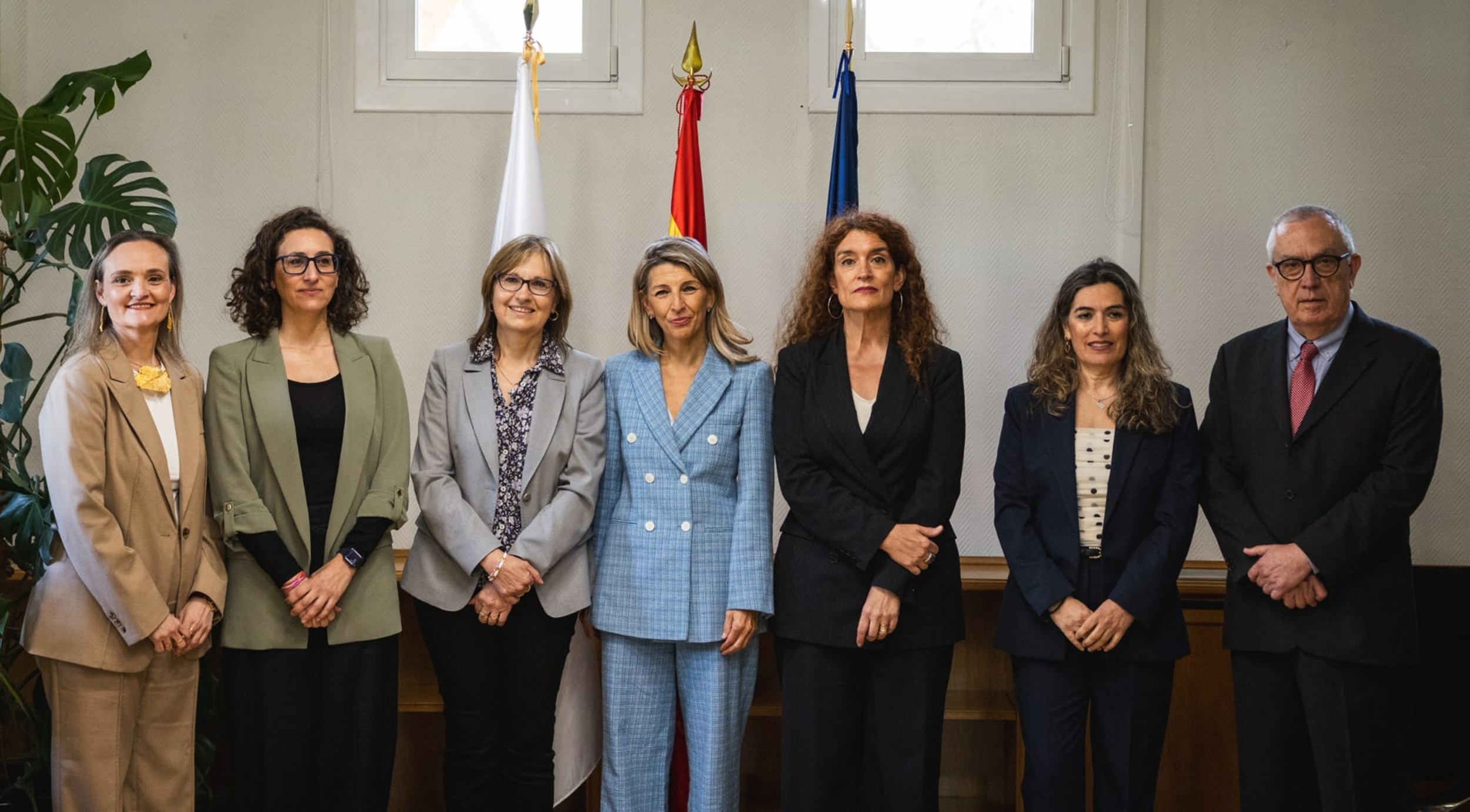 Araceli López Guillén, directora de la ENMT-ISCIII; Aitana Garí, directora del Instituto Nacional de Seguridad y Salud en el Trabajo; Marina Pollán, directora del ISCIII; Yolanda Díaz, ministra de Trabajo; Eva Ortega-Paíno, secretaria general de Investigación del Ministerio de Ciencia, Innovación y Universidades; María José Buitrago, subdirectora de terapia Celular del ISCIII, y Javier Sanz Valero, investigadora en la ENMT-ISCIII, antes del inicio de la reunión.