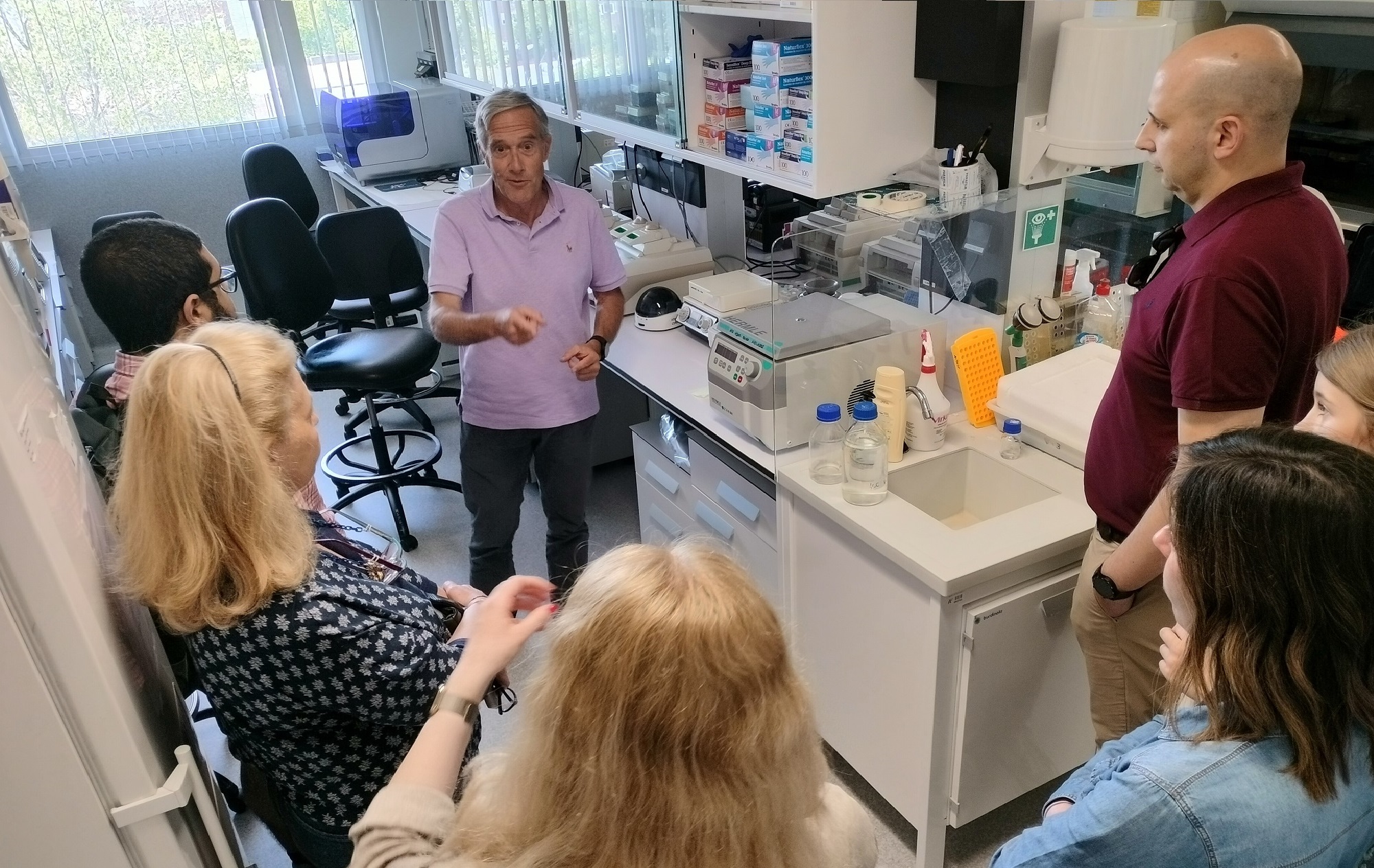 Uno de los momentos de visita a un laboratorio del Centro Nacional de Microbiología del ISCIII, con parte de las personas asistentes.