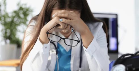 Un estudio concluye que uno de cada cuatro médicos sufre síndrome de desgaste profesional o 'burnout'